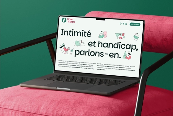Ordinateur posé sur un canapé présentant le site web de type one page réalisé sur mesure par l'atelier web Astera.