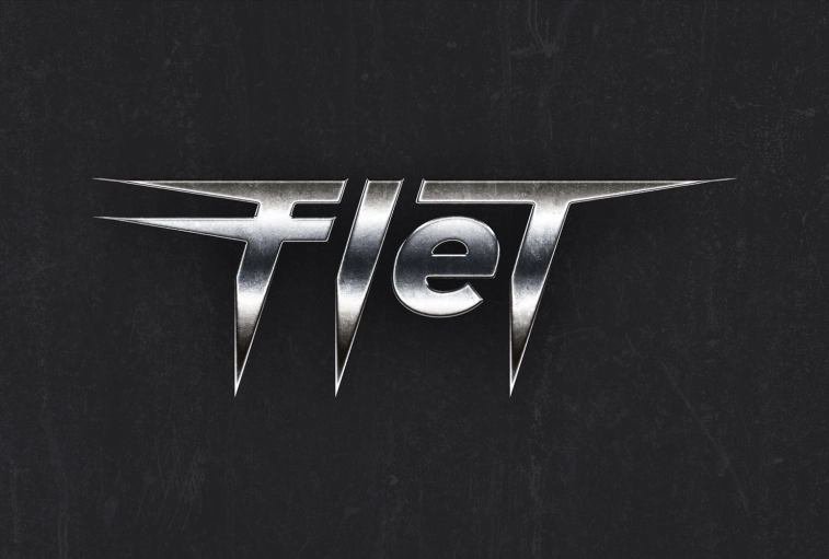 Image montrant le logo de l'artiste Flet. Le logo est chromé et est disposé sur un fond noir texturé.