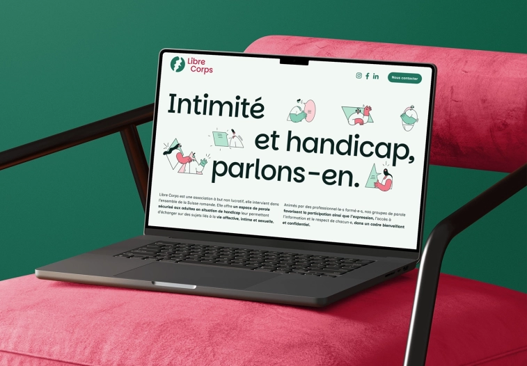 Ordinateur posé sur un canapé présentant le site web de type one page réalisé sur mesure par l'atelier web Astera.