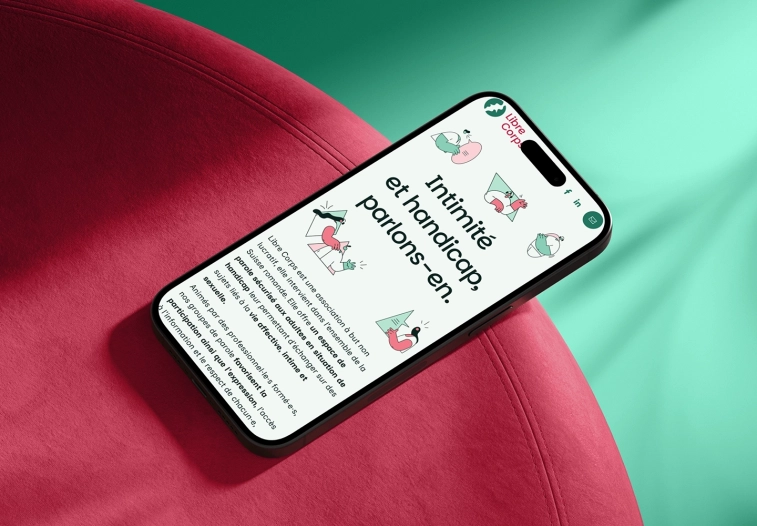 Smartphone posé sur un canapé montrant le site web réalisé sur mesure par l'atelier web astera